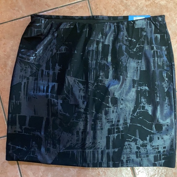Simply Vera Ponte skirt mini stretch waist medium color is grey foil. NWT - Picture 4 of 6